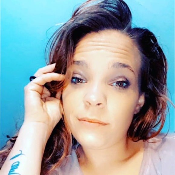 Meet your Posher, Danielle - Picture 1 of 1